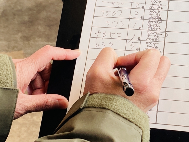 予約表に記入する様子